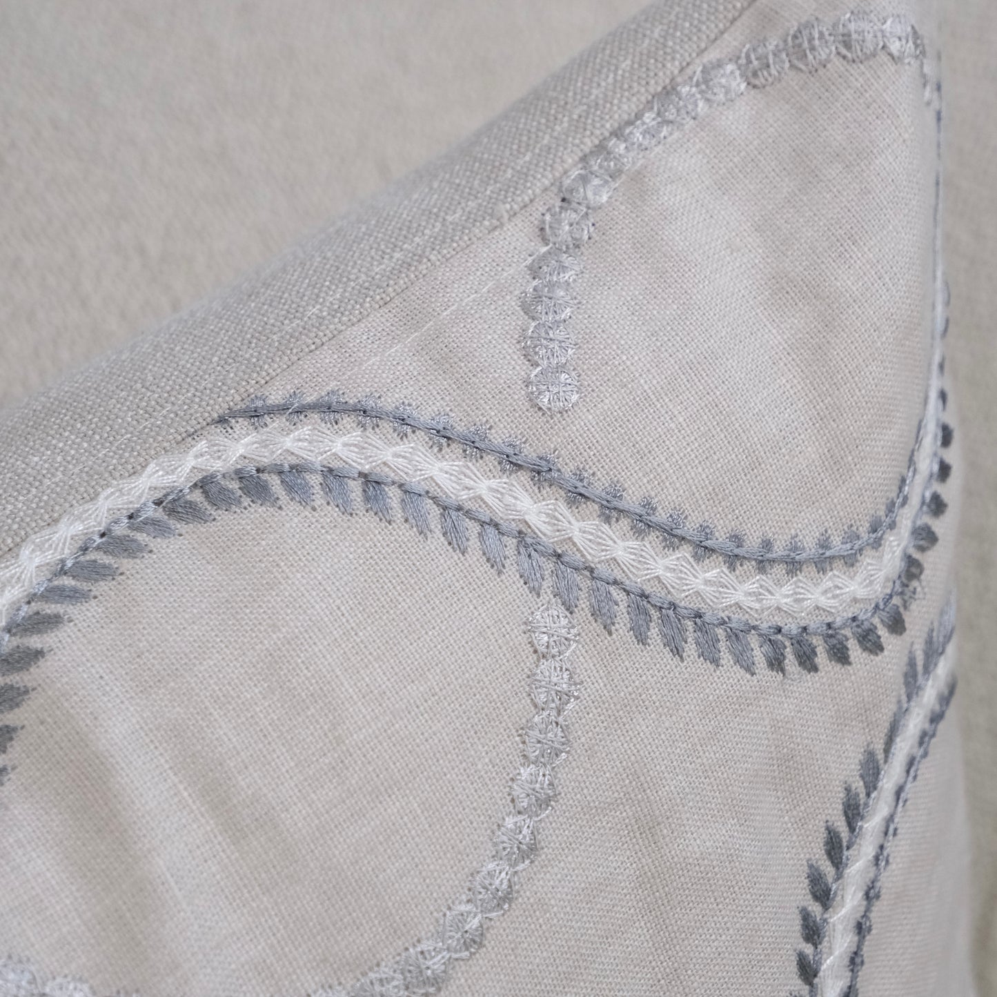 Cojín Cuadrado Lino Bordado Ondas