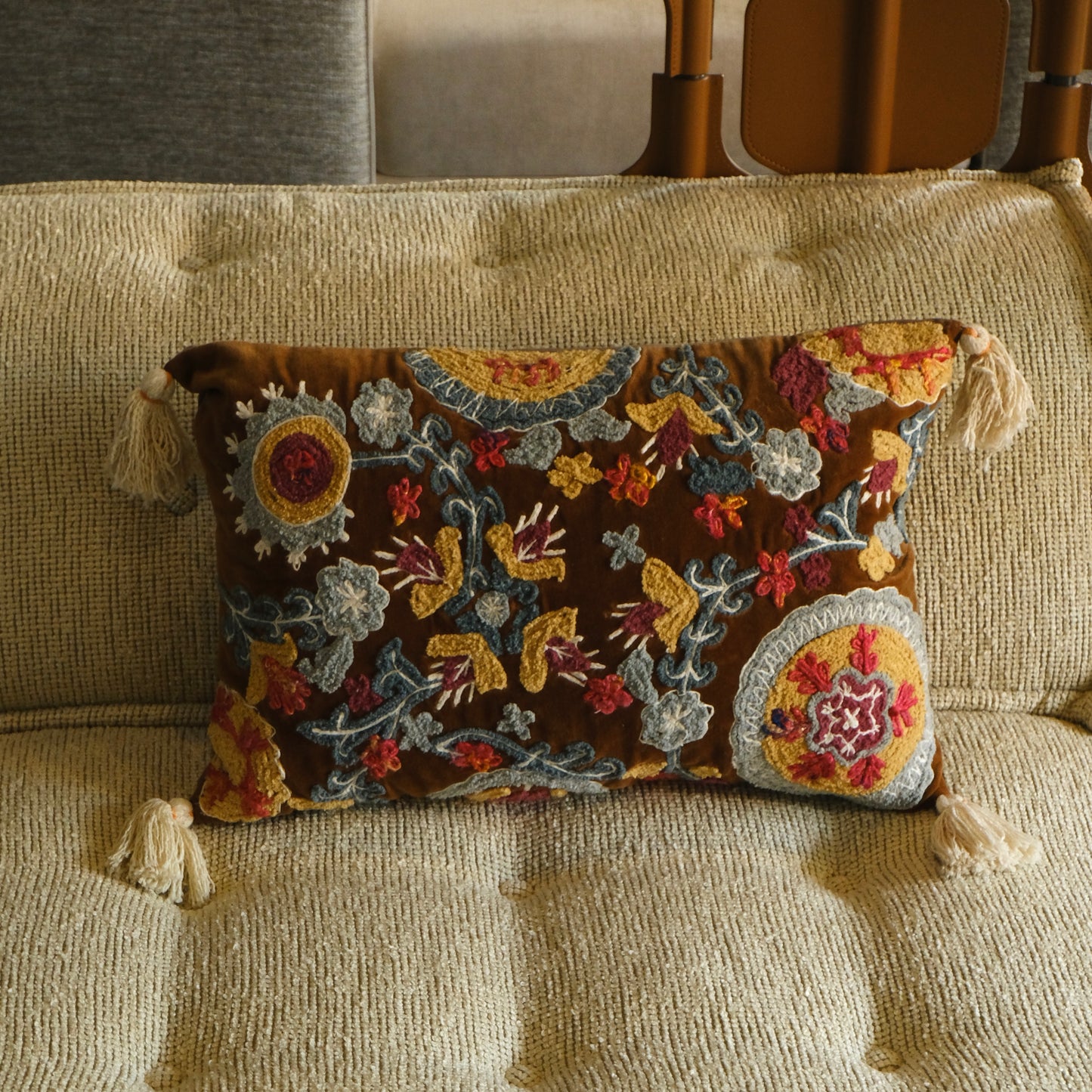 Cojin Rectangular Bordado Flores Vino