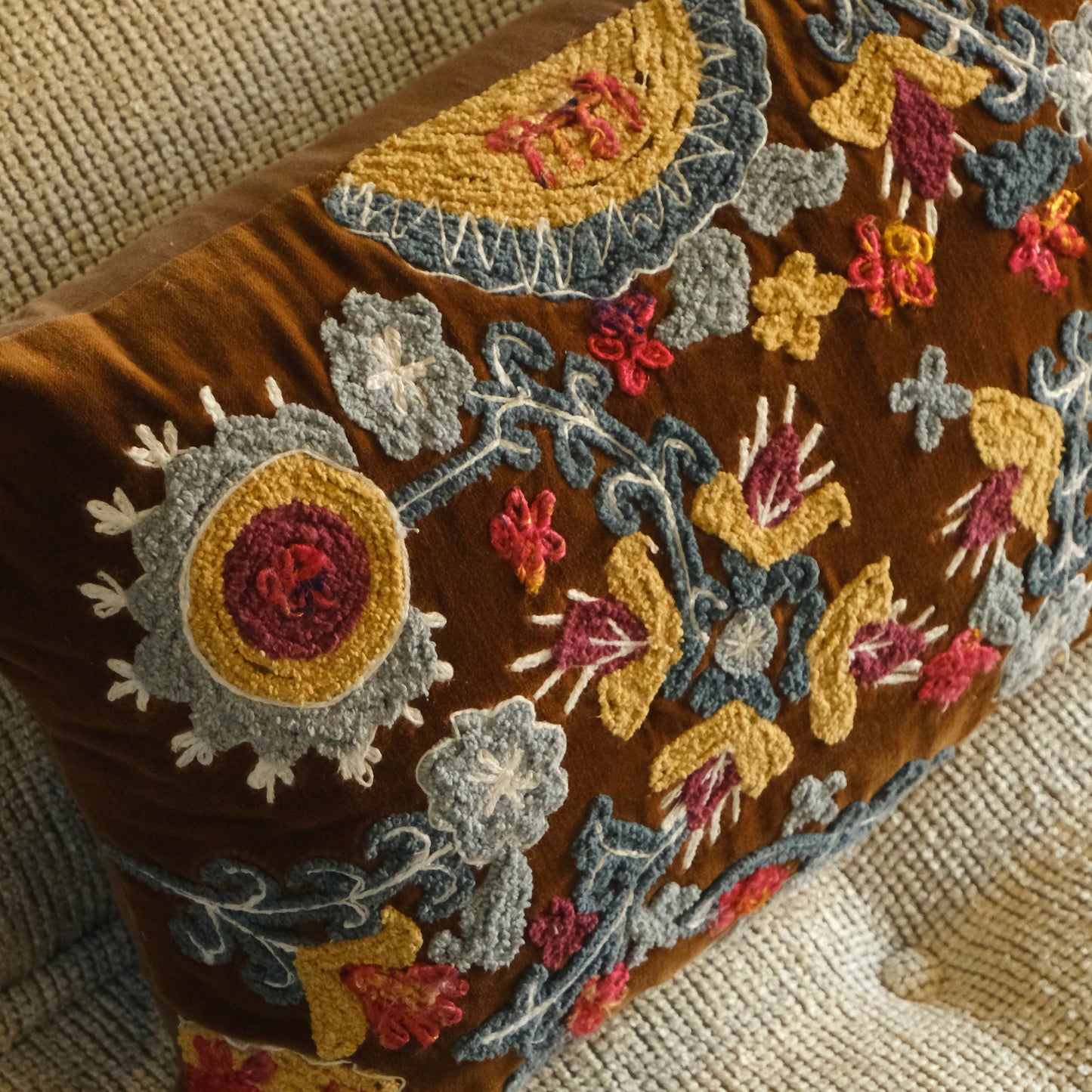 Cojin Rectangular Bordado Flores Vino
