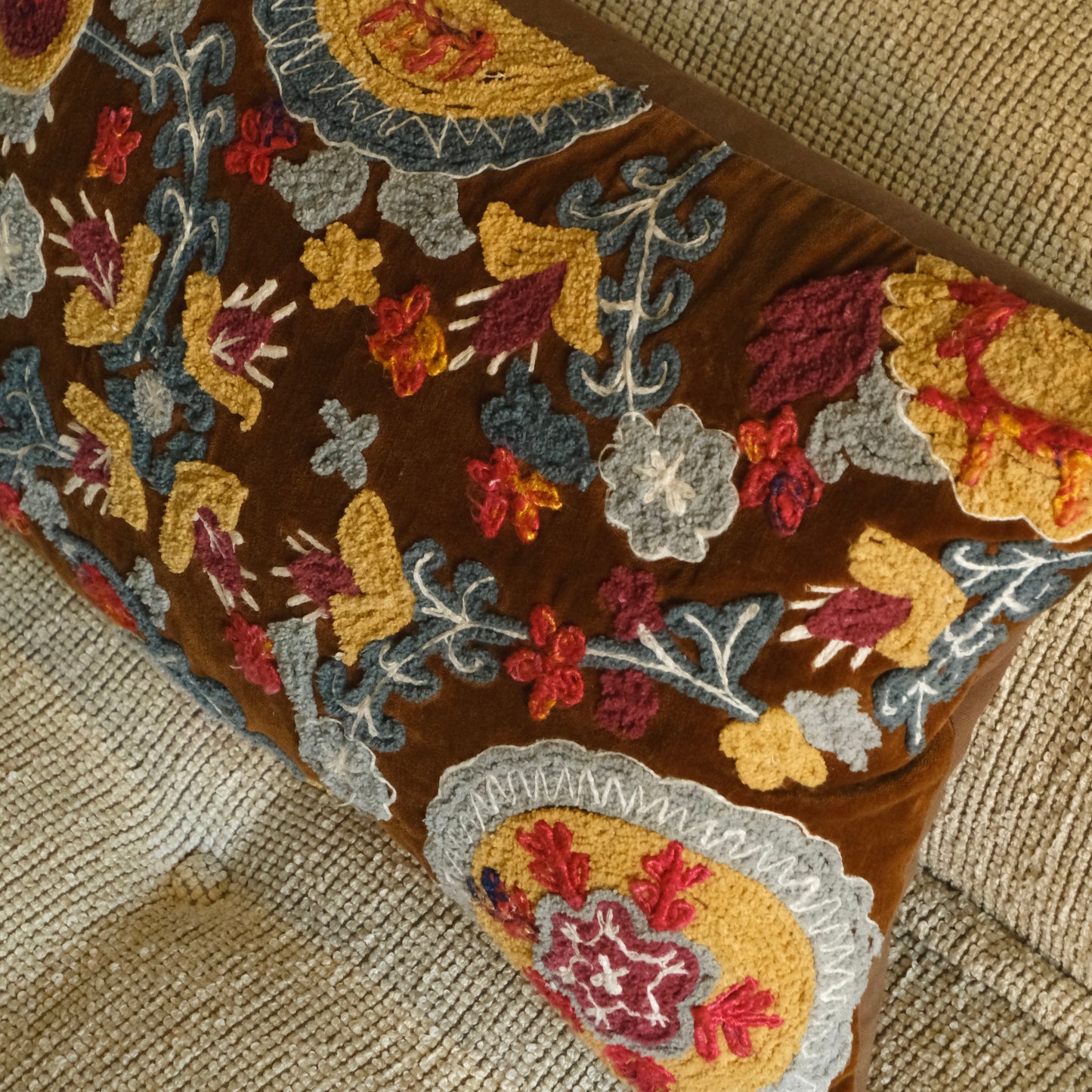 Cojin Rectangular Bordado Flores Vino