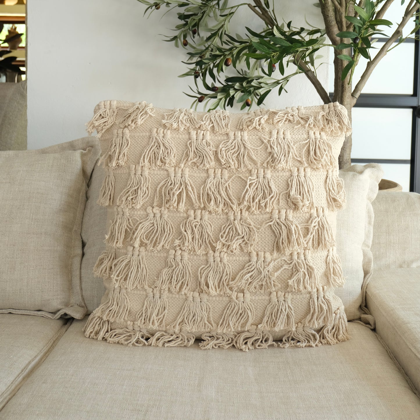 COJÍN MACRAME TEJIDO CON FLECOS 2