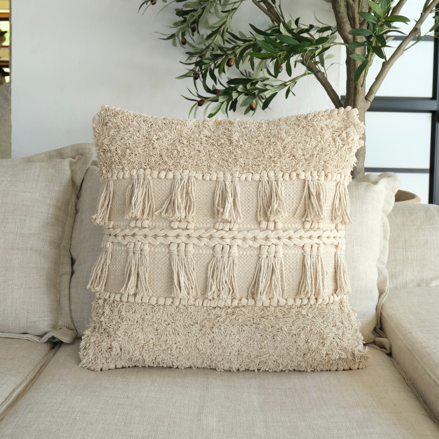 COJÍN MACRAME TEJIDO CON FLECOS CRUDO