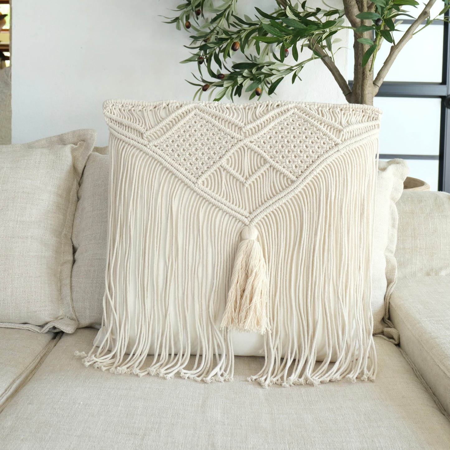 COJÍN MACRAME BORLA CUADRADO