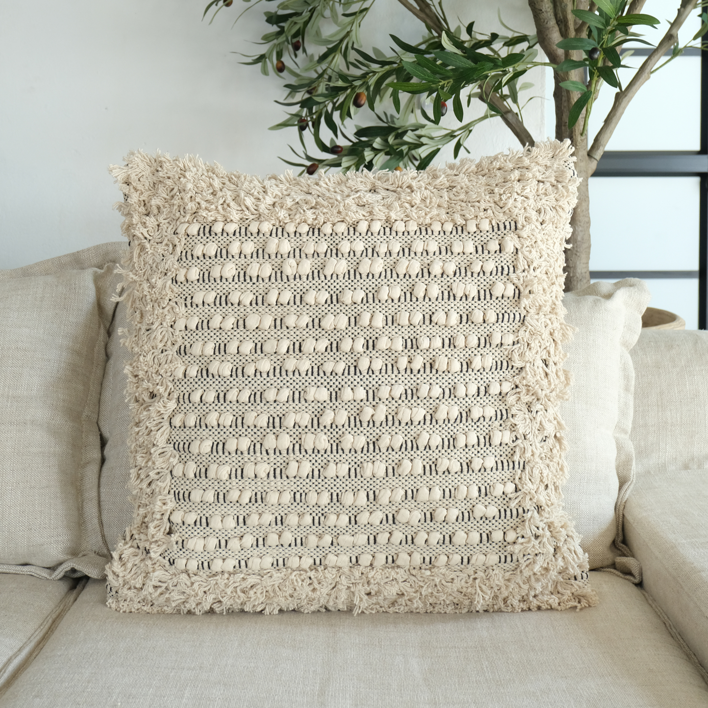 COJÍN MACRAME TEJIDO CON FLECOS CRUDO Y NEGRO 2