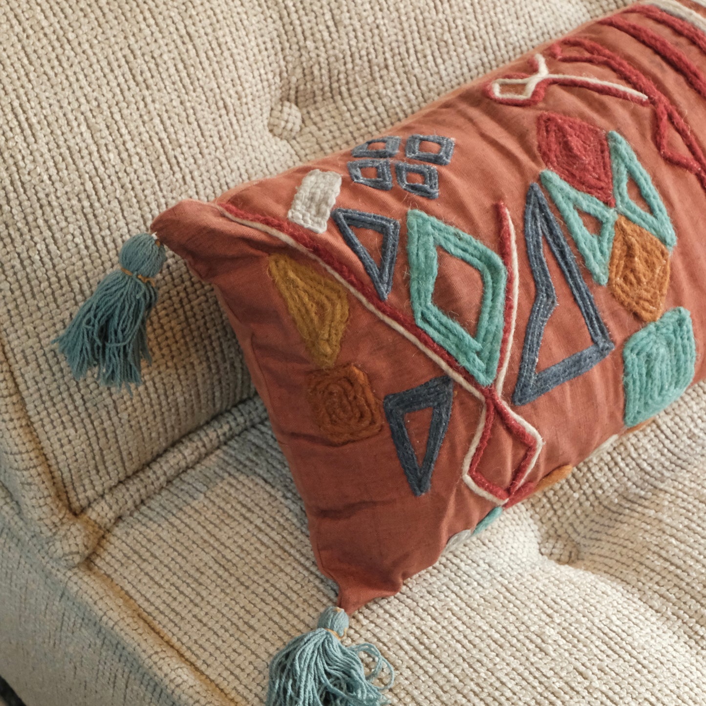 Cojín Rectangular Borlas Azules
