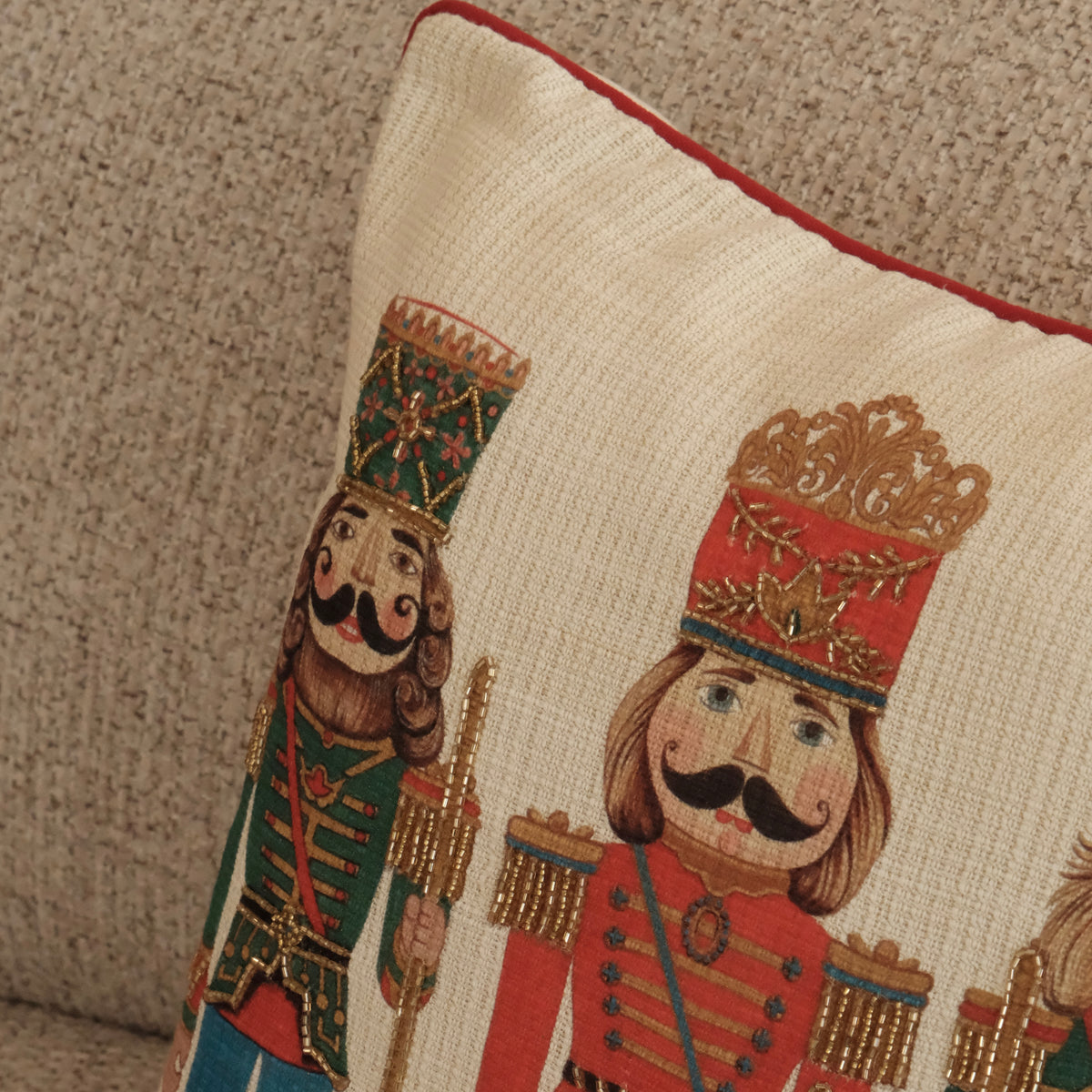 COJIN NAVIDAD TRES CASCANUECES