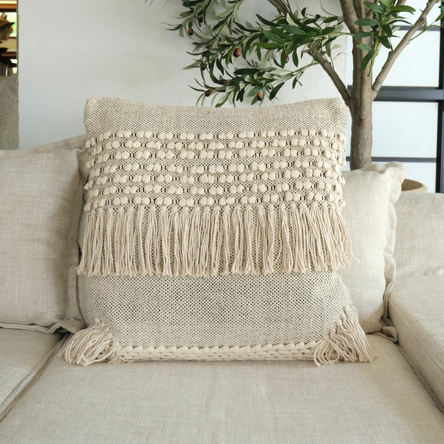 COJÍN MACRAME TEJIDO CON FLECOS CRUDO 2