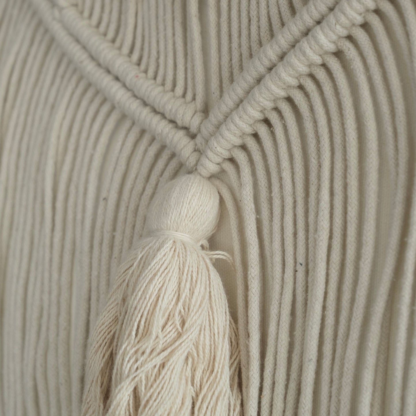 COJÍN MACRAME BORLA CUADRADO