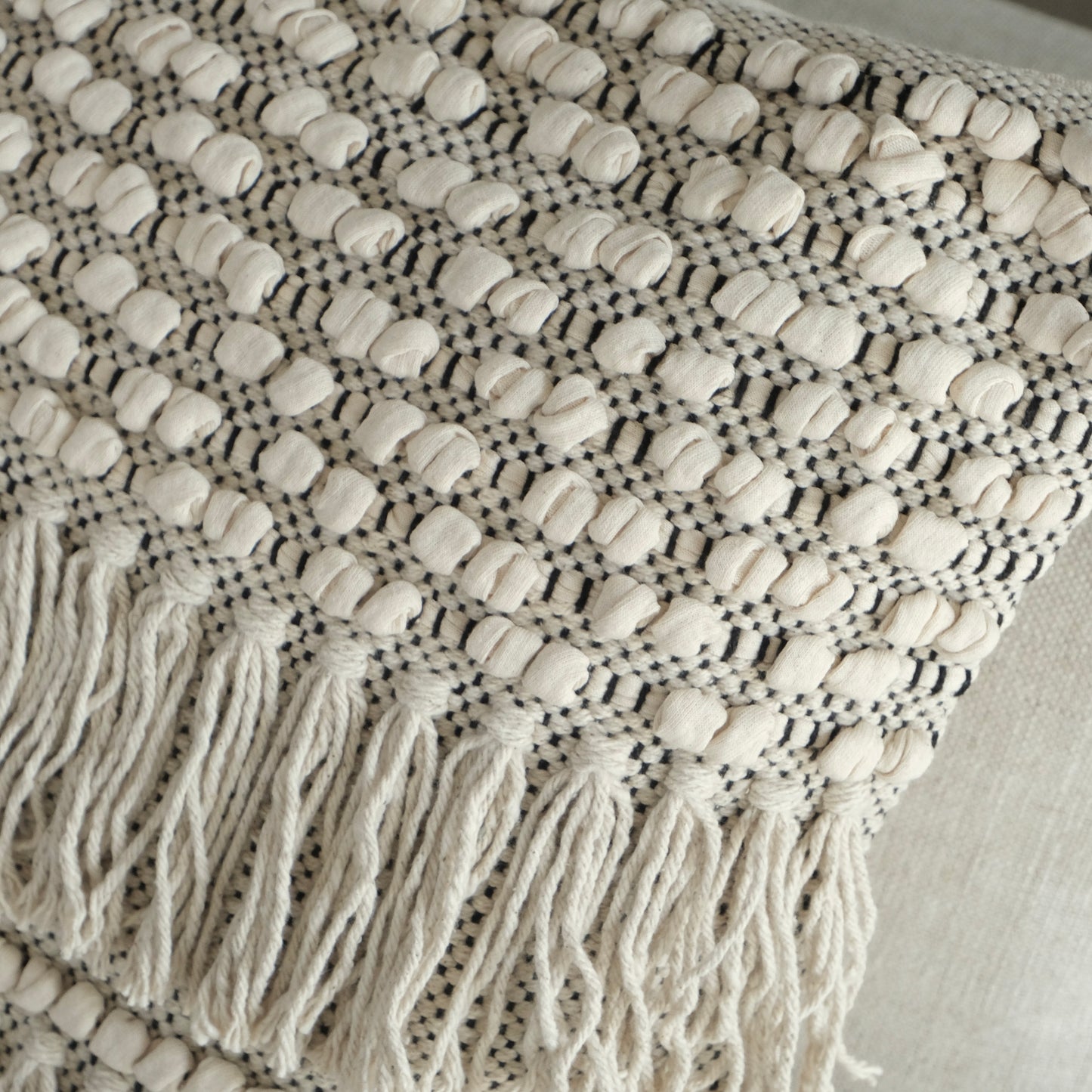 COJÍN MACRAME TEJIDO CON FLECOS CRUDO 2