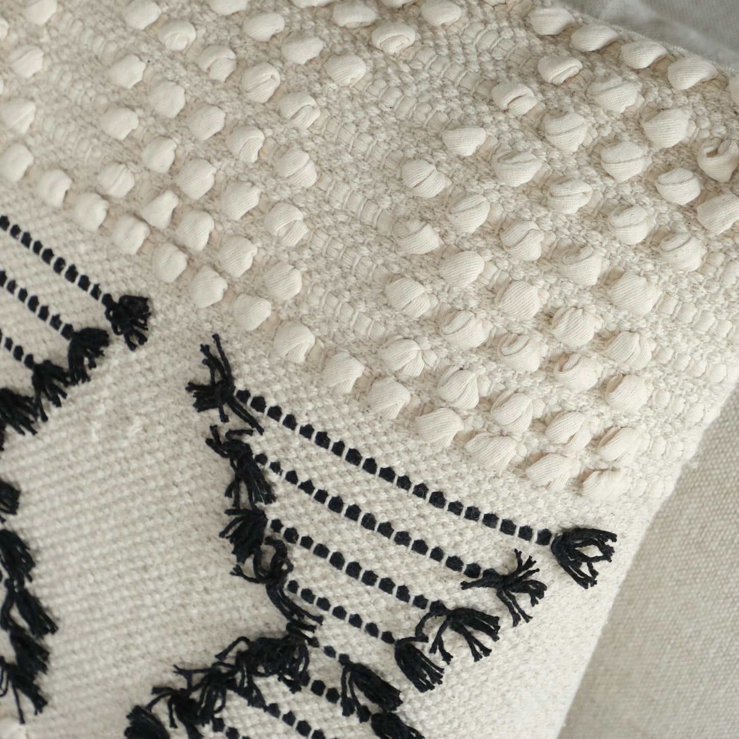 COJÍN MACRAME CRUDO Y NEGRO