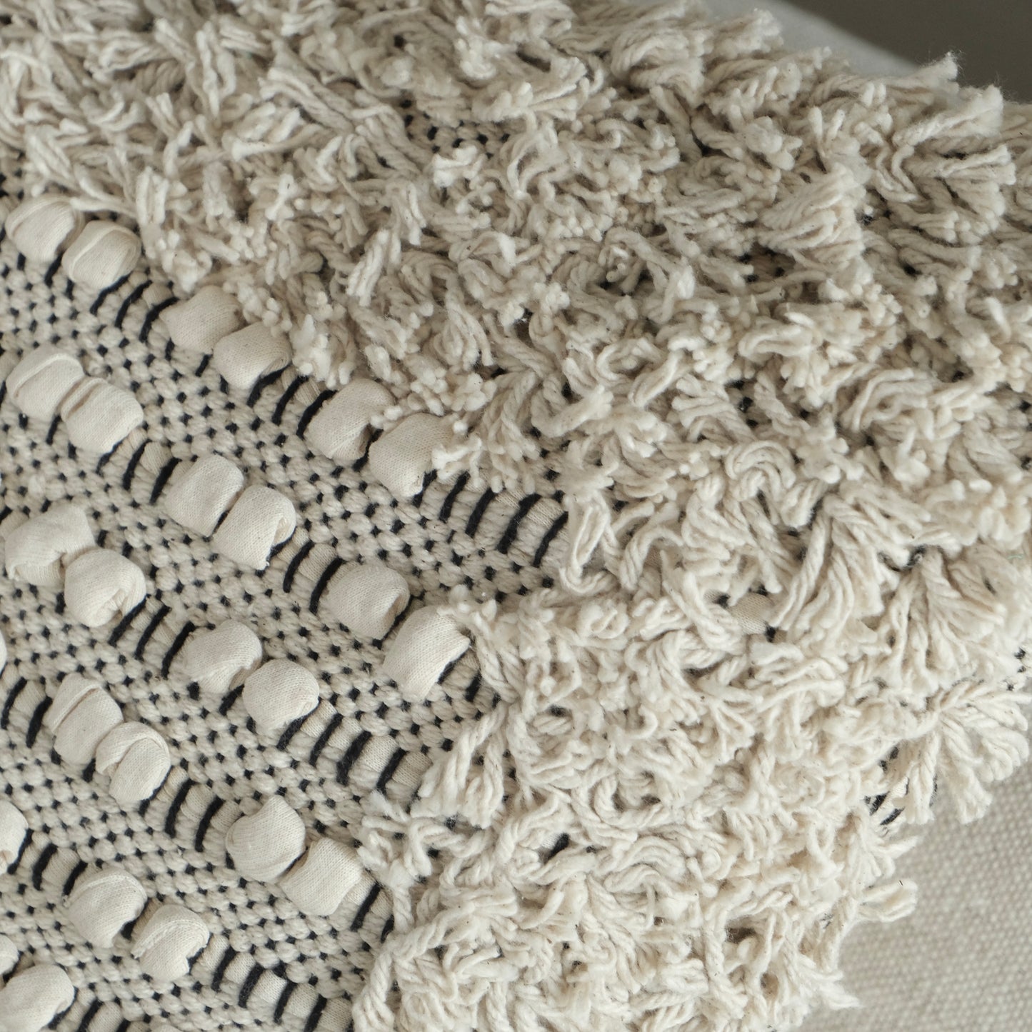 COJÍN MACRAME TEJIDO CON FLECOS CRUDO Y NEGRO 2