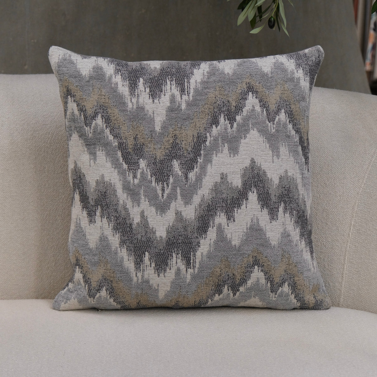 COJÍN CUADRADO ZIGZAG GRIS