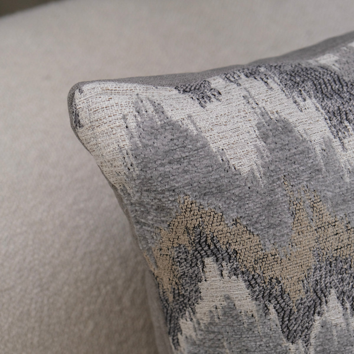 COJÍN CUADRADO ZIGZAG GRIS